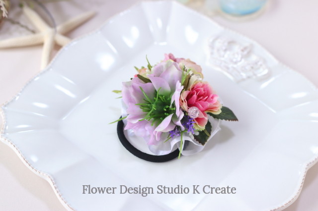 ピンクのニゲラと薔薇のヘアゴム お花 ヘアゴム 髪飾り 結婚式 参列 おでかけ 発表会 Flower Design Studio K Create