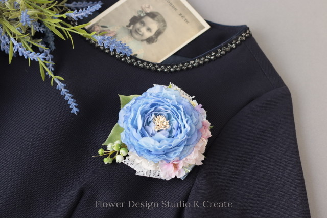 ブルーラナンキュラスと桜のコサージュ コサージュケース付き アーティフシャルフラワー コサージュ 水色 青 ブルー 入学式 卒業式 入園式 卒園式 Flower Design Studio K Create