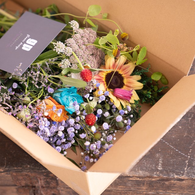 ドライフラワーになりやすい生花のお楽しみbox 鮮やかに着色したお花付き Greenpiece Rin Flower Cycle Marche 株式会社rin