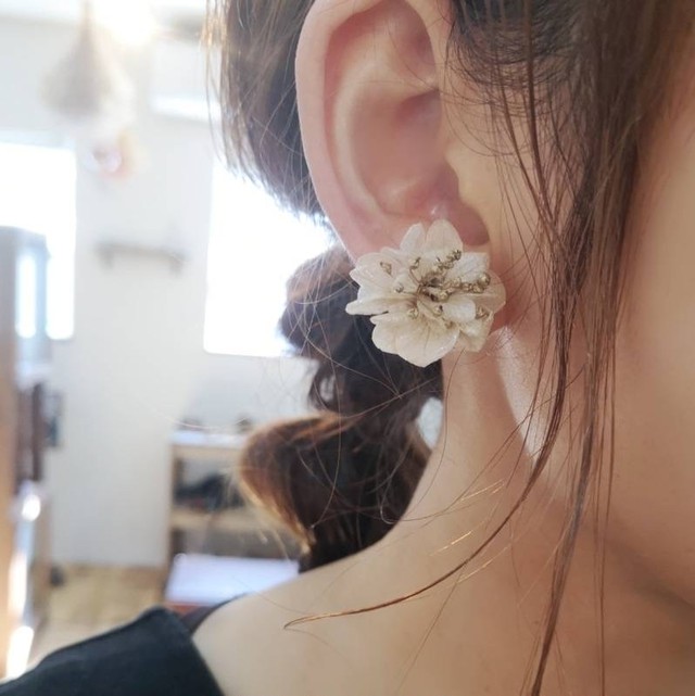 ノンホール樹脂ピアス 紫陽花の一粒ピアス イヤリング カフェシリーズ 甘いミルクティー Hanakanmuri はなかんむり 可愛いピアスやイヤリングが中心の Ecru エクリュ のアトリエ作品のお店