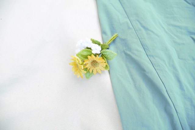 レースかぎ針編み ヒマワリとマダガスカルジャスミンのミニフラワー小さい花のブローチ コサージュ Elementpress