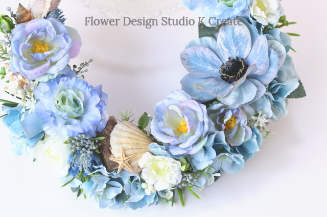 海色 アネモネとトルコキキョウと薔薇の貝殻リース リース 貝殻 ブルー 流木 Flower Design Studio K Create
