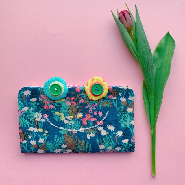 カエルのマスクケース 花畑ブルーグレー 嘘とミシン