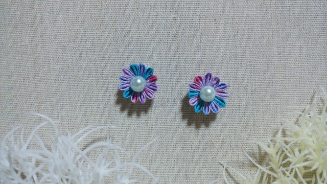 つまみ細工のピアス 紫ベース 差し色 水色 Smileyrinku 笑顔のたぬき