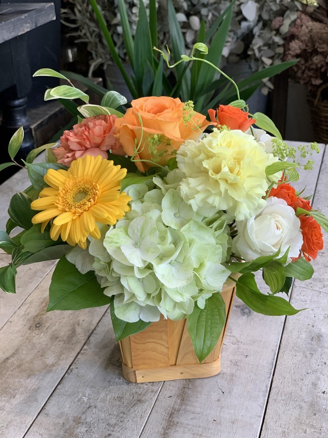 母の日 静岡県産の花を使ったアレンジメント ビタミンカラー スイートブロッサムフラワーズ
