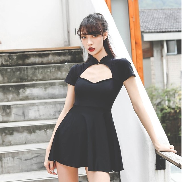 中華風 マオカラー ワンピース水着 ワンカラー ブラック カットアウト デザインカット バックレースアップ 半袖 体型カバー 無地 ブラック シンプル セクシー フェミニン 個性的 夏 ビーチ ビーチウェア ビーチデート 海 プール レジャー リゾート 旅行 海外旅行 Uki Uki