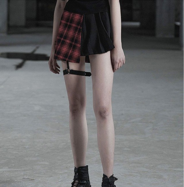 ボトムス スカート ミニスカート 変形スカート プリーツ ショート丈 ミニ丈 ハイウエスト チェック柄 スタイルアップ 美脚 脚長 パンク ワイルド バンド クール かっこいい カジュアル Preirie East プレイリー イースト