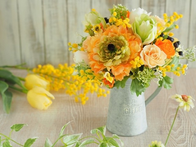 ラナンキュラスとチューリップのスプリングアレンジ Atelier Orangery