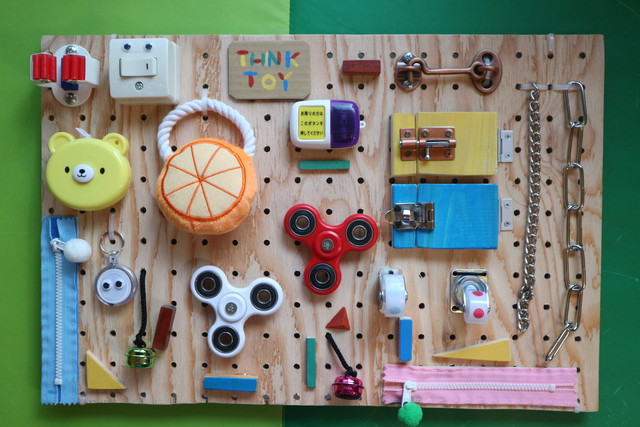Busy Board ビジーボード 知育おもちゃ 壁面取付簡単 モンテッソーリ教育 Sensory Board Bruinup Toys 13の仕掛け Think Toy