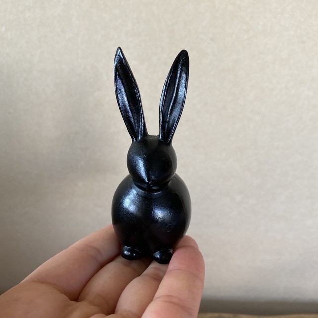 黒いうさぎの置物 Fave