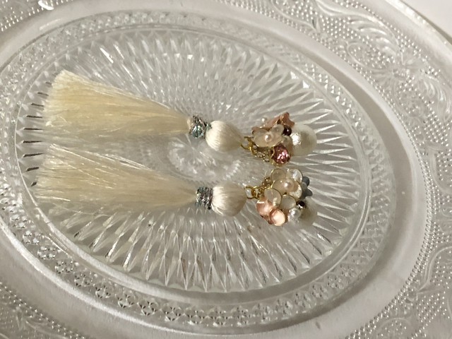 奄美大島紬白い糸とビジューのキラキラピアス Capriceamami
