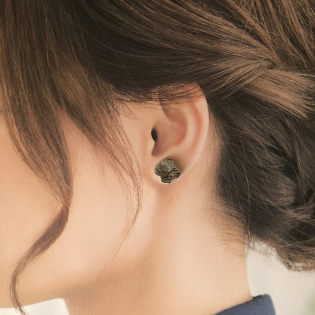 信楽焼 ミニクロス 陶器 伝統工芸 イヤリング ピアス シンプル オフホワイト ダークブラウン 北欧 デザイン おしゃれ ドット クロス ワンポイント プレゼント 陶磁器 人気 ふぉーちゅなる