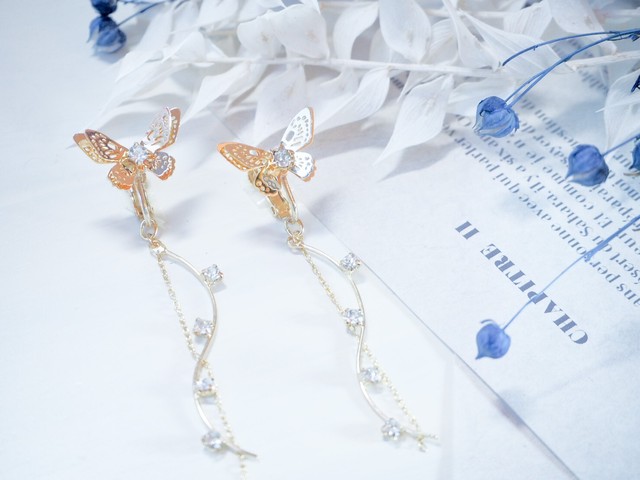 ティンカーベルと魔法の粉 蝶とビジューチェーンイヤリング ピアス 0 00 ゼロスリー