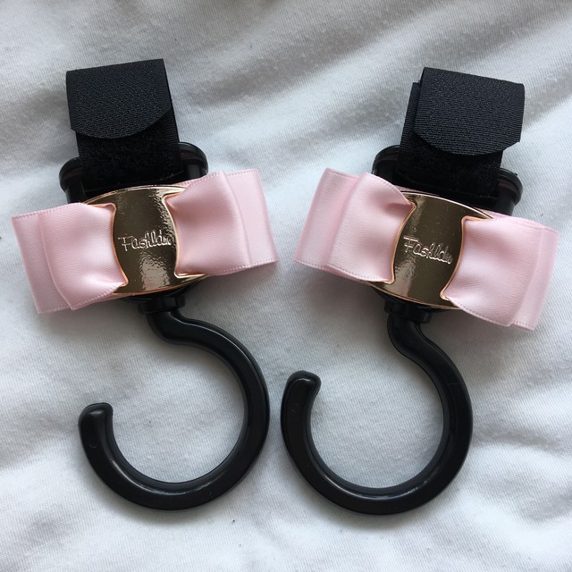 パウダーピンク バックルリボンベビーカーフック Lulu