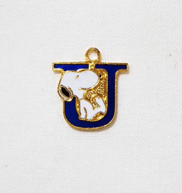 ｕ 紺色 Snoopy Alphabet Lapel Pendant Top スヌーピー アルファベット ラペルペンダントトップ チャーム アクセサリーパーツ 1970年代 未使用 Aviva Peanuts ヴィンテージ Linus Blanket