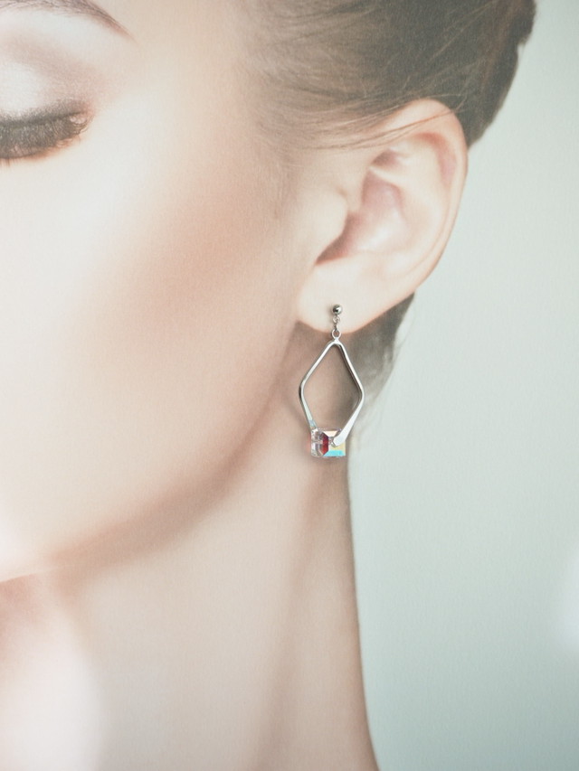 直線が綺麗な揺れる ピアス イヤリング Maturevery