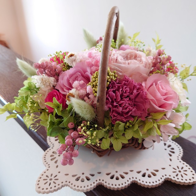 春色たくさんの薔薇とカーネーションのバスケット プリザーブドフラワーを使ったフラワーリースのお店 Flowermou