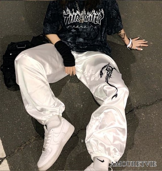 カジュアルパンツ ワイドパンツ ワンポイント 白 ホワイト カジュアル ストリート ユニセックス ピープス オルチャン 韓国ファッション 1481 Amouretvie モレヴィ