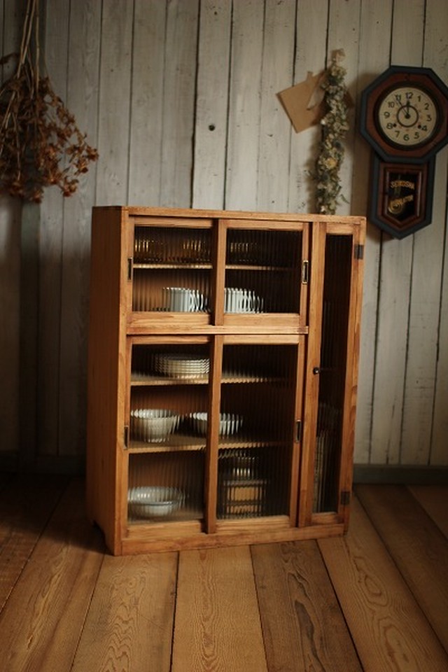 古いモールガラス戸の木製収納棚 食器棚 Denbee 古道具