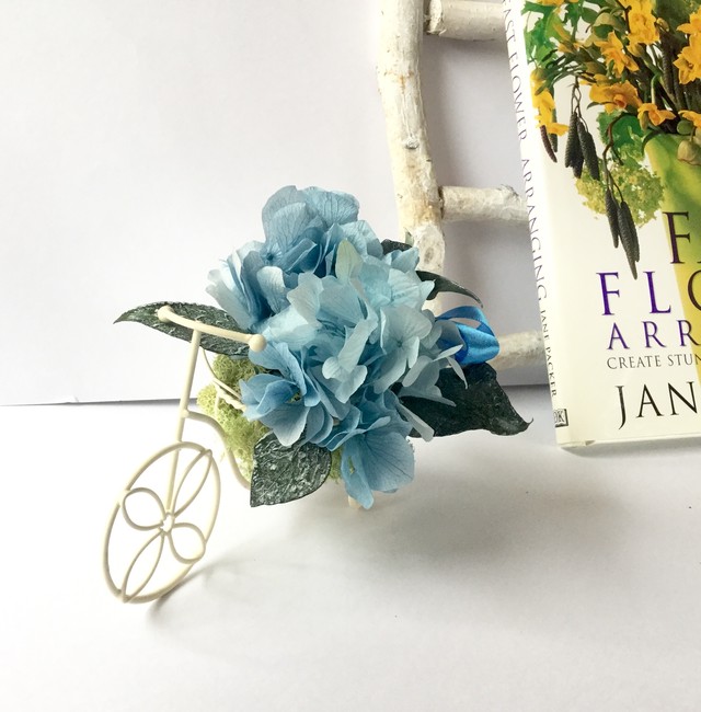 初夏のサイクリング 自転車とブルーアジサイフラワーアレンジメント Gardenia6