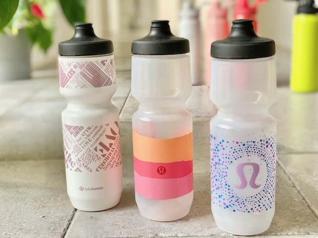 Lululemon ルルレモン ウォーターボトル 769ml ボトル スクイーズタイプ プラスチックボトル マグボトル マイボトル 水筒 直飲み おしゃれ シンプル 運動 サイクリング ヨガ ピラティス ジム トレーニング アウトドア レジャー キャンプ 海 Bpaフリー ギフト プレゼント