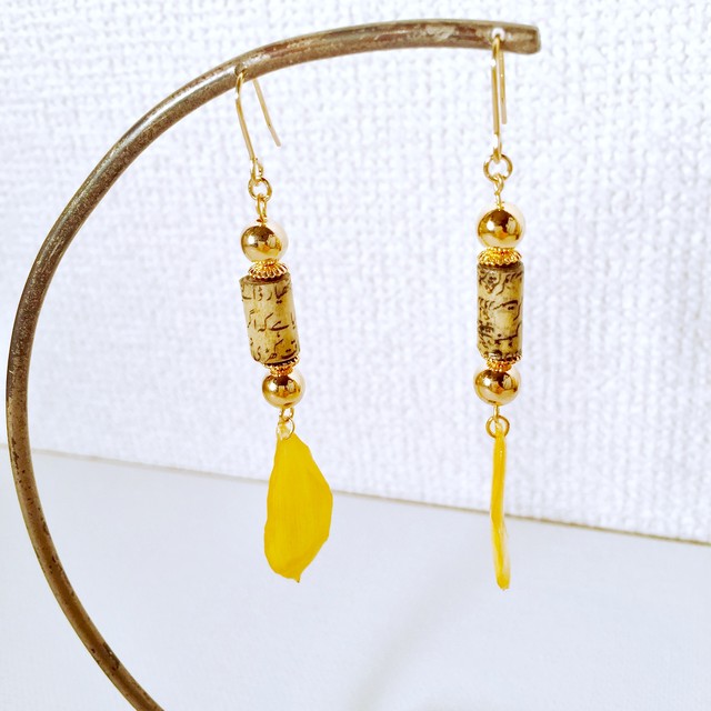 ひまわりの花びらとペーパービーズのピアス Aromariage