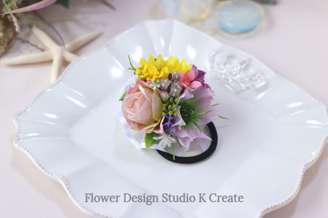 ピンクのニゲラとヒマワリのヘアゴム お花 ヘアゴム 髪飾り 結婚式 参列 おでかけ 発表会 Flower Design Studio K Create