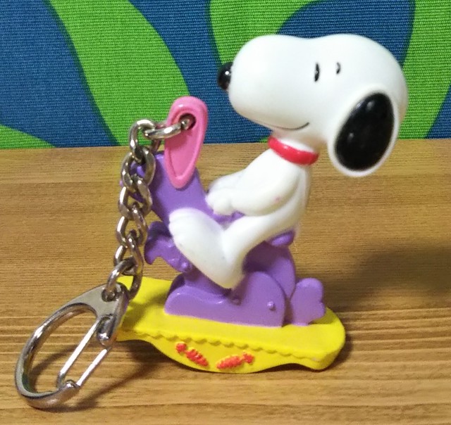 Snoopy On Rocking Bunny Pvc Figure Key Chain ウサギの木馬に乗るスヌーピーpvcフィギュア付きキーチェーン キーホルダー 1990年代 Easterイースターバニー Peanuts ヴィンテージ Linus Blanket