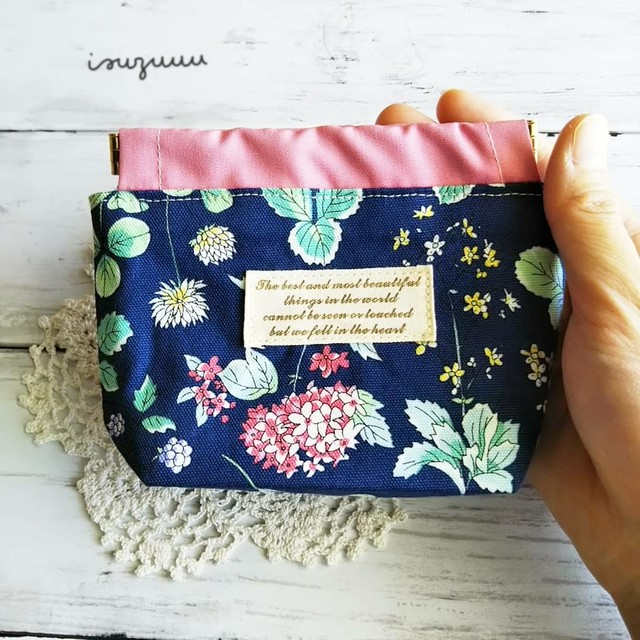 ワイルドフラワーのコスメポーチ ネイビー ピンク かわいい 北欧柄のポーチなどかわいいハンドメイド雑貨isuzuuu