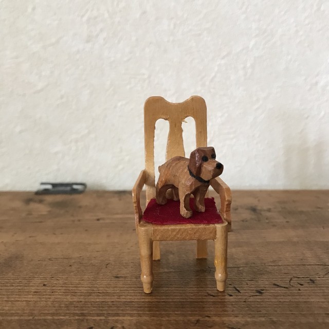 椅子と木彫りの犬 Tsuitachi Craft Brocante