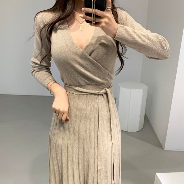ロングワンピース ワンピ 韓国 コーデ きれいめ 40代 30代 プリーツワンピース 長袖 大人 ワンカラー 無地 お洒落 きれいめ Vネック オフィス 通勤 Ol 韓国風 ワンピの里