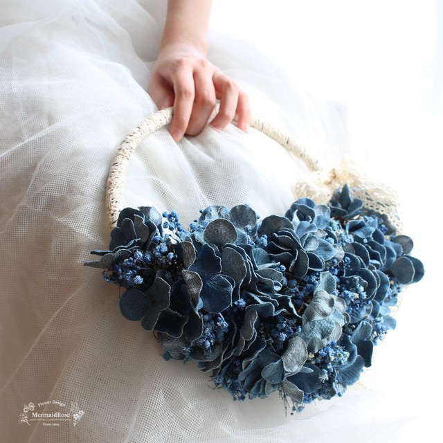 デニムアジサイとかすみ草のリースブーケf30ｃｍ ウォッシュブルー デニムブルー マーメイドローズ 一目惚れするブーケ 花冠のお店mermaidrose
