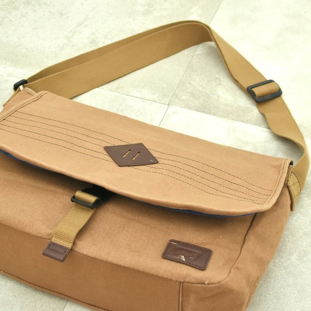 Levi's camel color canvas messenger bag