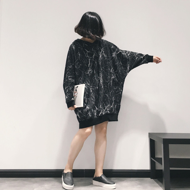 お届けまで15日以内 ビックシルエット トレーナー レディース 柄 ロング丈 長袖 黒 ブラック おしゃれ モード Tieera08 ティエラ