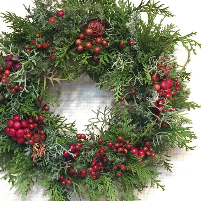 展示のみ 赤い実と針葉樹の大きめリース 野ばらの実 サンキライ ドライフラワー工房 Atelier De Sarah