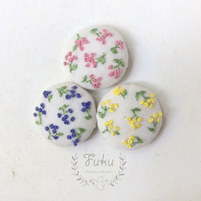 小花柄s 刺繍くるみボタン ヘアゴムorブローチ 大きさ 29mm Fuku