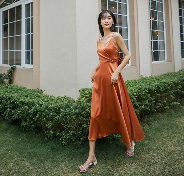 バックリボンリゾートワンピース Rs 1858 ワンピース ロング丈 ノースリーブ キャミソールワンピース Vネック フレア カシュクール ホワイト 白 オレンジ バックシャン バックリボン バックオープン バックコンシャス 肌見せ 夏 リゾート 海 ビーチ お出かけ 旅行