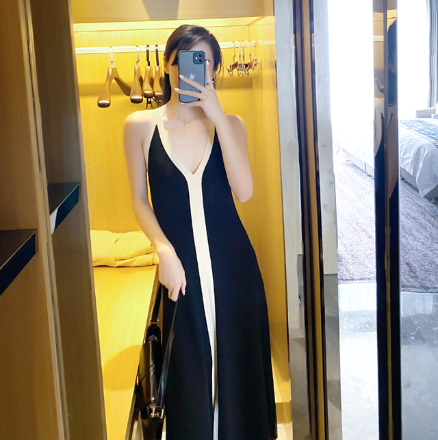 送料無料 ワンピース ミドル丈 ニット サマーニット ミモレ丈ワンピース ノースリーブ ニットワンピース スカート スリット Vネック スリム フレア Aライン モノトーン バイカラー ブラック 足長効果 細身 おしゃれ キュート 大人かわいい カジュアル 大人っぽコーデ