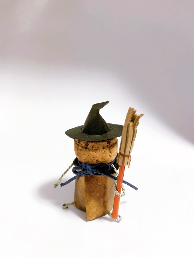 ほうき持ちの魔法使い ハンドメイド コルク人形 ハロウィン コルク雑貨shop Sasami