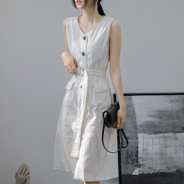 ワンピース 白 黒 モノクロ バイカラー ツートン レトロ ハイウエスト 脚長効果 スタイルアップ ベルト付き フロントリボン Vネック ノースリーブ ポケット付き 可愛い オシャレ シンプル カジュアル 夏 お出かけ 買い物 ショッピング ランチ デート Sea Sign Post