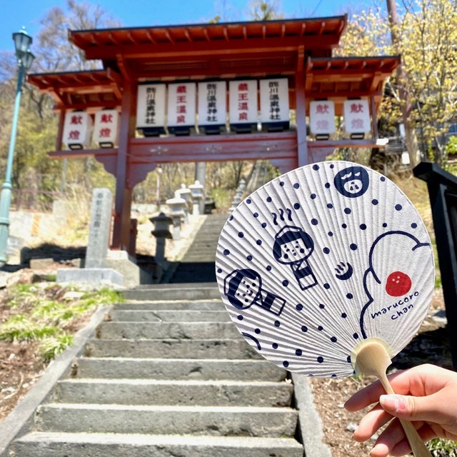 湯けむりマルコロうちわ 温泉こけし だるま クリーム Marucorochan 東北 山形 蔵王 こけし おしゃれ かわいい 団扇 扇子 ベージュ 国産 日本製 Zao Onsen 湯旅屋 高湯堂 ハンドクラフトオンラインショップ