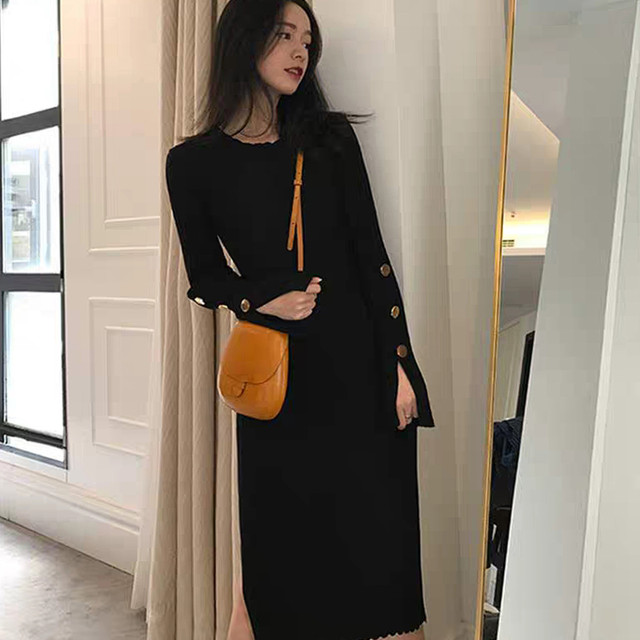 ニットワンピース ミディアム丈 長袖 スリット 飾りボタン ゴールドボタン 無地 シック 大人 クール セクシー ラウンドネック プルオーバー ストレッチ スリム 伸縮性 秋 冬 女性 レディース つらら商店