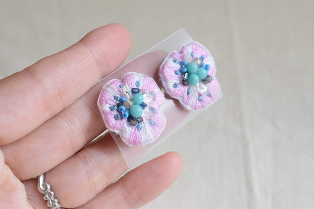 軽やかピンク ターコイズブルー ヴィンテージビーズ 刺繍ピアス Sono Old Beads Handcraft