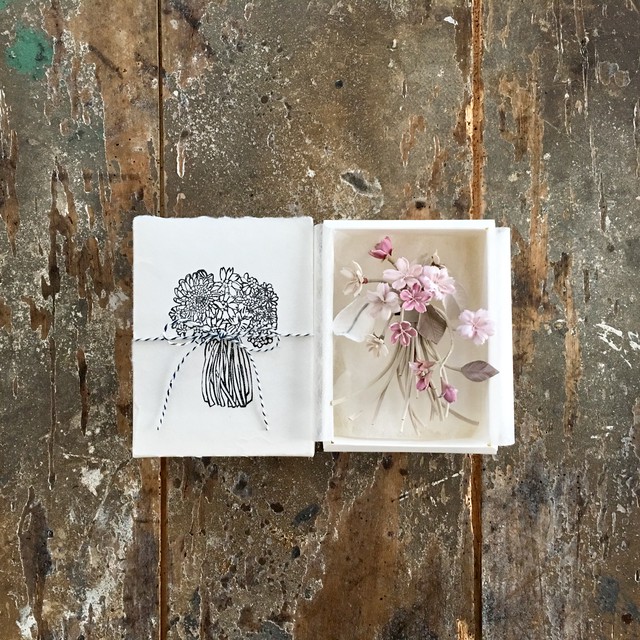 ー 白枝葉桜 ー Suｍire Bouquet 手染め 布花 コサージュ