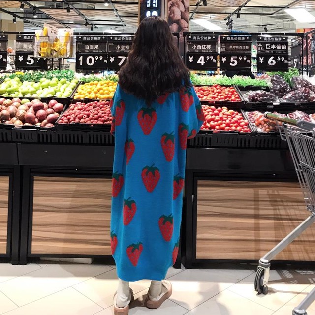 533 キッチュでガーリーなストロベリー柄のロングニットワンピース ブルー 海外のプチプラきれいめカジュアルレディースファッション Pakaian Lucu 海外のプチプラきれいめカジュアルレディースファッション Pakaian Lucu