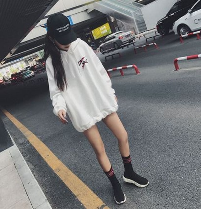 薄手と厚手２種類の素材 スカジャンプリントスウェットパーカー2色 Nikkihouse