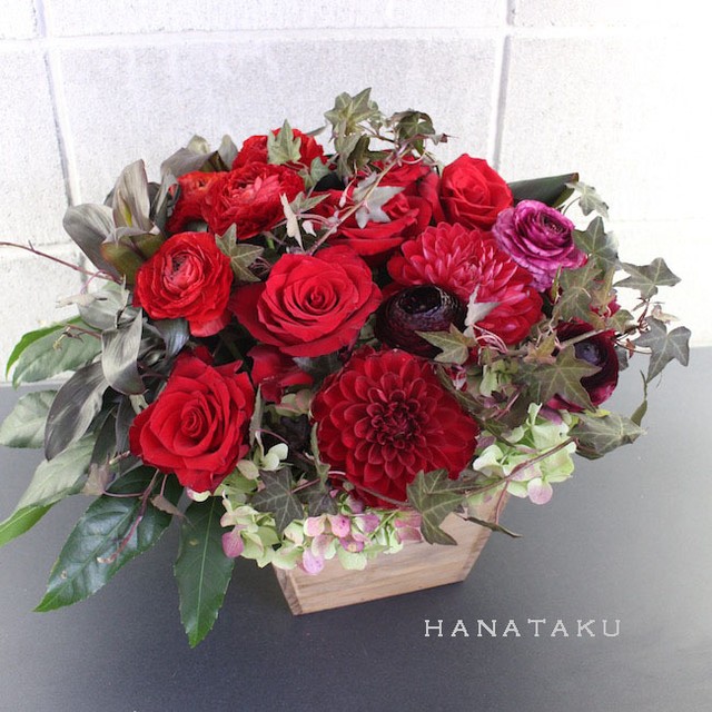 お祝いアレンジメント 8 000円のフラワーアレンジメントを贈る Hanataku 花たく