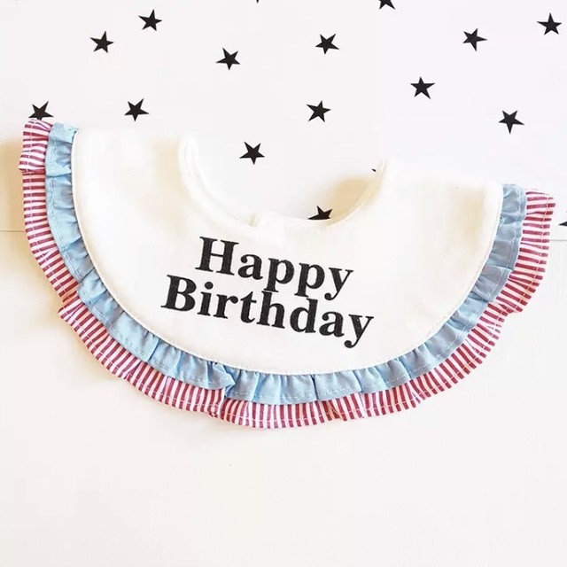 お取り寄せ商品 誕生日スタイ フリルhappybirthday 誕生日よだれかけ バースデー 誕生日 刺繍 よだれかけ 前掛け 初誕生 誕生日プレゼント 誕生日パーティー バースデーパーティー ベビー キッズ 記念写真 ハーフバースデー 初誕生 初節句 お祝い お出かけ 冠婚葬祭 春