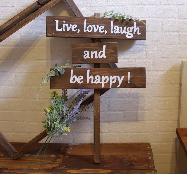 おしゃれな英語フレーズ看板 Live Love Laugh And Be Happy Wood Item 6 ウェルカムボードのお店photoria ブライダルのアイテム制作