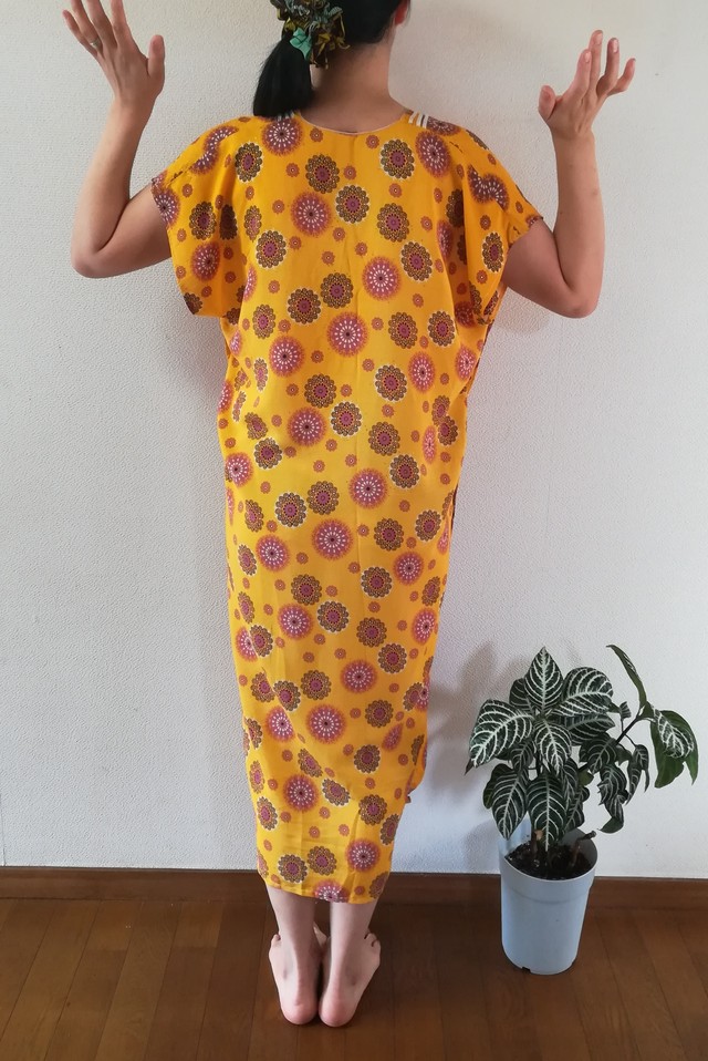 セネガル女性の普段着 すずし い夏ゆるワンピース 黄ゴールド 花 Senejapo セネジャポ 西アフリカ 布 服 ハンドメイド雑貨